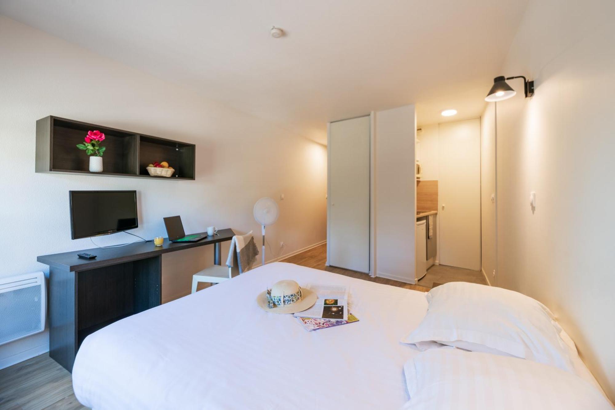 Cerise Valence Aparthotel Валанс Екстериор снимка